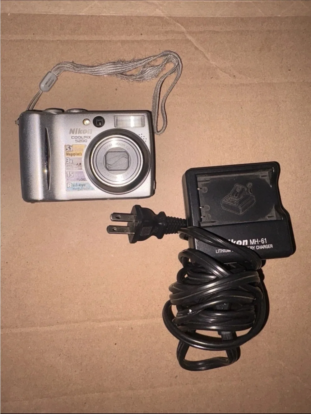 Nikon COOLPIX 5200 5.1MP Digital Camera - Silver - Tested